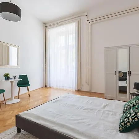 Andrassy Avenue Homestay *